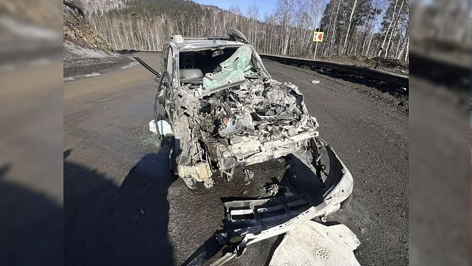 КамАЗ и Nissan лоб в лоб столкнулись на трассе в Бурятии