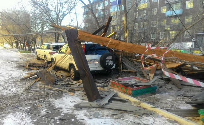 Последствия непогоды в Улан-Удэ: раздавленные машины и сорванные крыши
