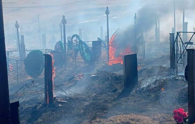 Повреждены 420 могил: В Бурятии нашли виновника крупного пожара на кладбищах