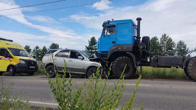 В Улан-Удэ кроссовер лоб в лоб столкнулся с фурой