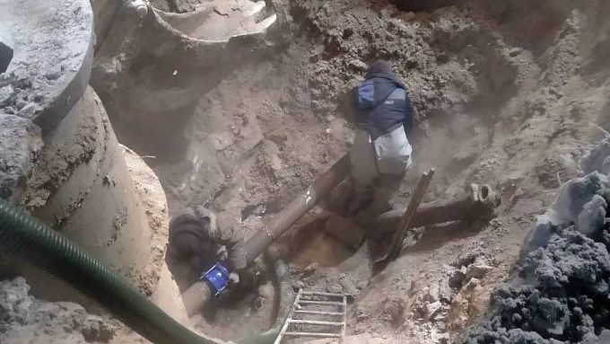 Коммунальный «ручей» разлился на улице Улан-Удэ 