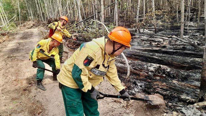 В Бурятии продолжают тушить три пожара в труднодоступной местности