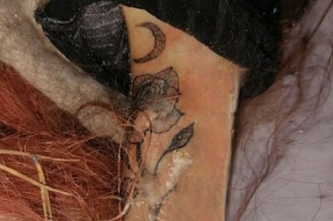Улан-удэнцев просят помочь опознать погибшую девушку с татуировкой розы  