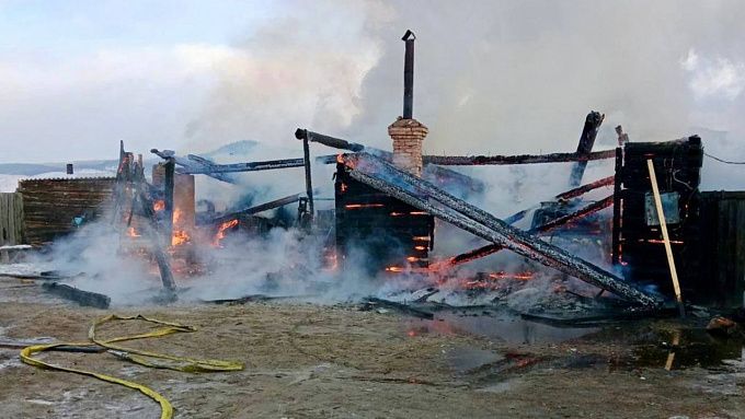 В Бурятии огонь полностью уничтожил гараж с двумя тракторами и внедорожником