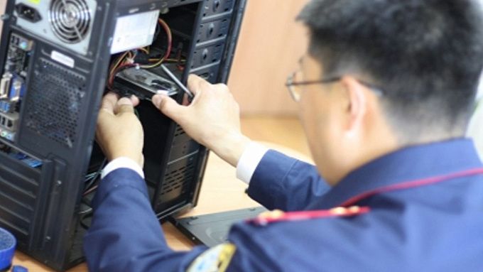 В Улан-Удэ два школьника вынесли компьютер из магазина