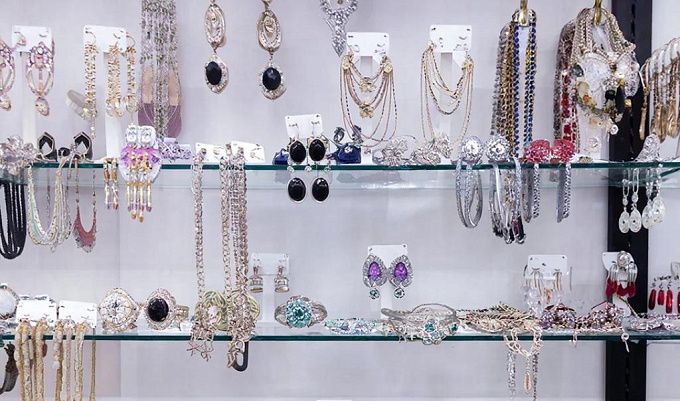 В Улан-Удэ сотрудники маркетплейса присвоили ювелирку на 72 тысячи