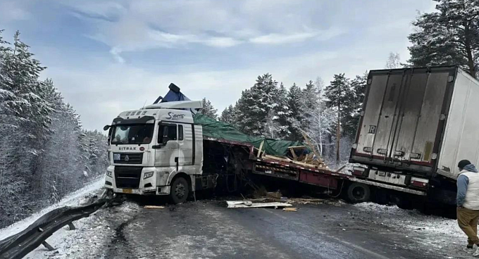 Авария с пятью фурами парализовала движение на трассе «Сибирь»