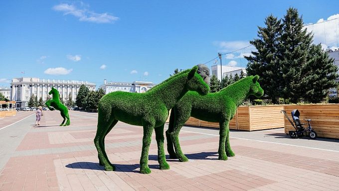 Улан-удэнцев просят не кататься на конях, установленных на площади Советов