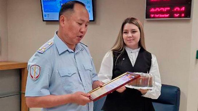 В Улан-Удэ сотрудница банка уберегла пенсионерку от мошенников