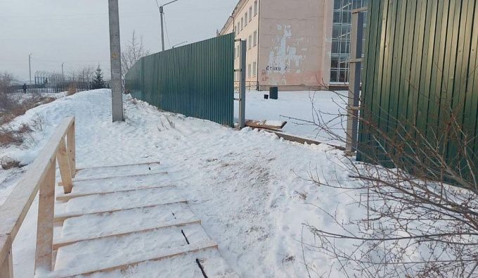 В Улан-Удэ опасный путь школьников облегчили лестницей