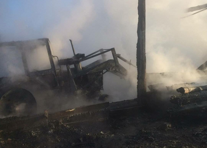 Гараж с двумя тракторами сгорел в Бурятии
