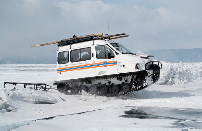 Сразу три автомобиля застряли в снежных заносах на Байкале
