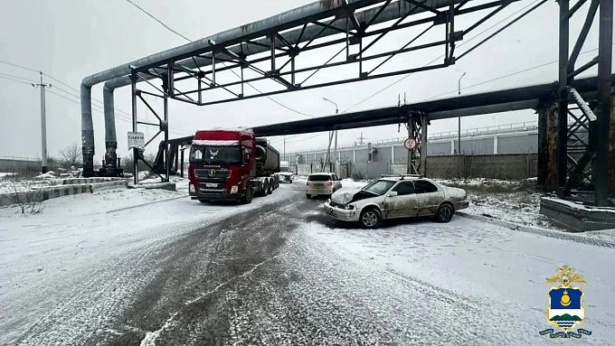 Легковушка врезалась в грузовик в Улан-Удэ