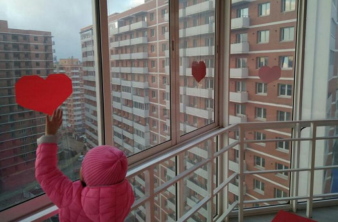 Улан-удэнцы в поддержку врачей украшают окна сердечками (ФОТО)