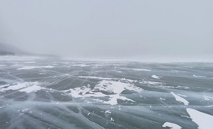 В Бурятии водитель застрял в снежном плену на Байкале