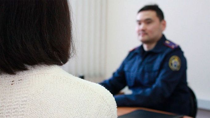 В Бурятии горе-мать оставила троих детей с пьяной бабушкой, а затем побила сотрудника органа опеки