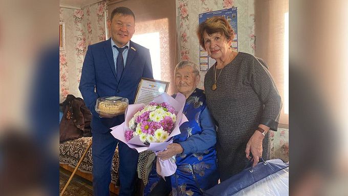 В Бурятии ветеран труда отметила 90-летний юбилей