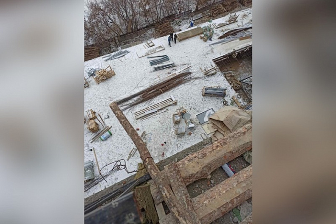 В Улан-Удэ 25-летний монтажник погиб после падения с 6 этажа 