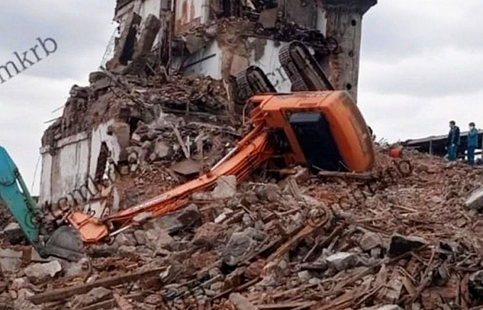 В Бурятии водителя зажало в перевернувшемся экскаваторе. Его извлекали полтора часа (ФОТО)