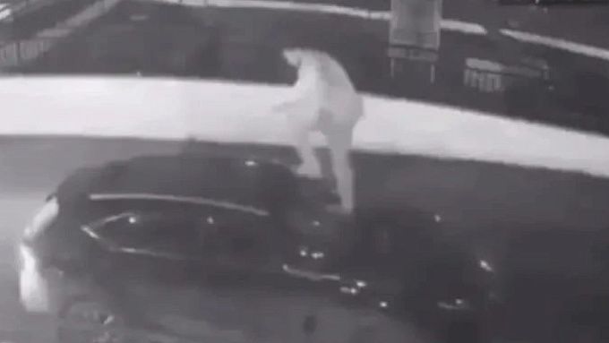 В Улан-Удэ задержали мужчину, скакавшего по машинам