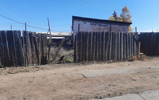 В Бурятии двое подростков на мотоцикле протаранили забор