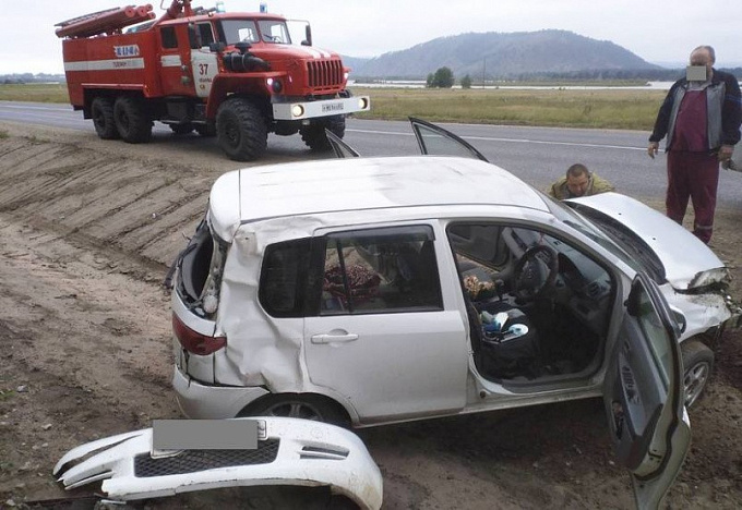 В Бурятии спасли водителя перевернувшегося автомобиля