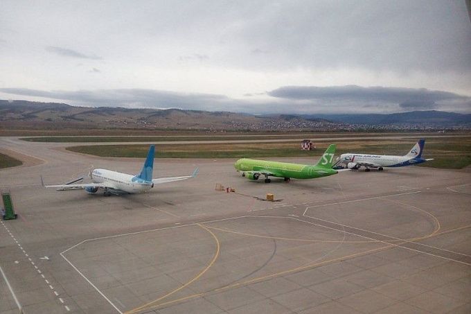 Аэропорт Улан-Удэ принял 6 самолетов, которые не смогли приземлиться в Иркутске