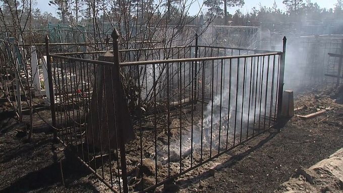 В Бурятии огонь повредил более 400 захоронений на кладбище