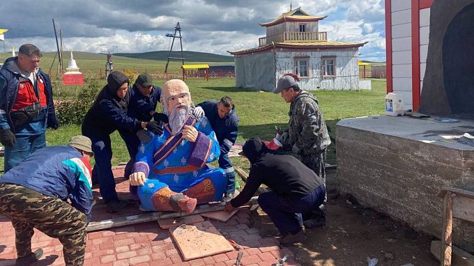 В дацане Бурятии установили статую Белого Старца