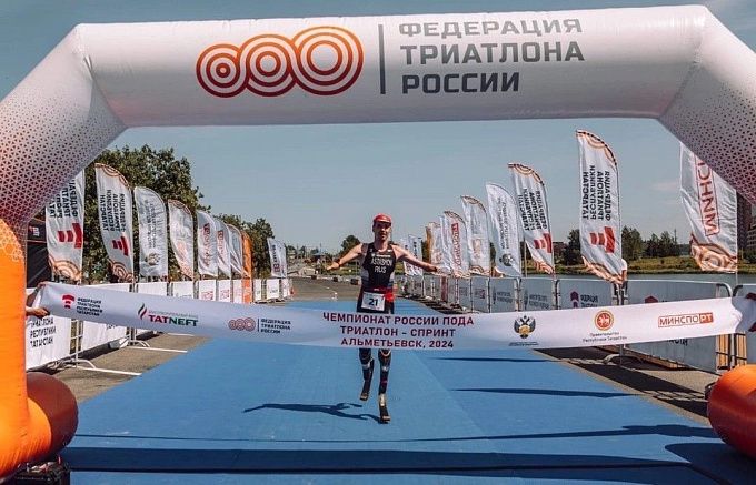 Михаил Асташов завоевал золото чемпионата России по паратриатлону