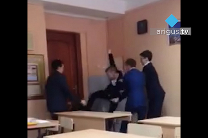 СМИ: Избитую в Иркутске ученицу обвинили в провокации конфликтов в школе