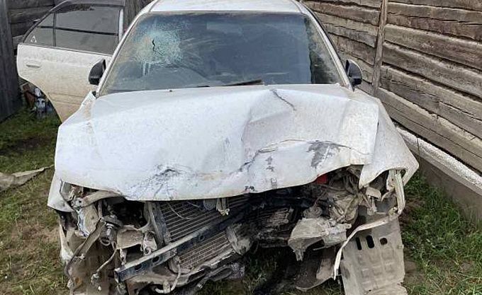 Водитель врезался в дерево и погиб в Бурятии
