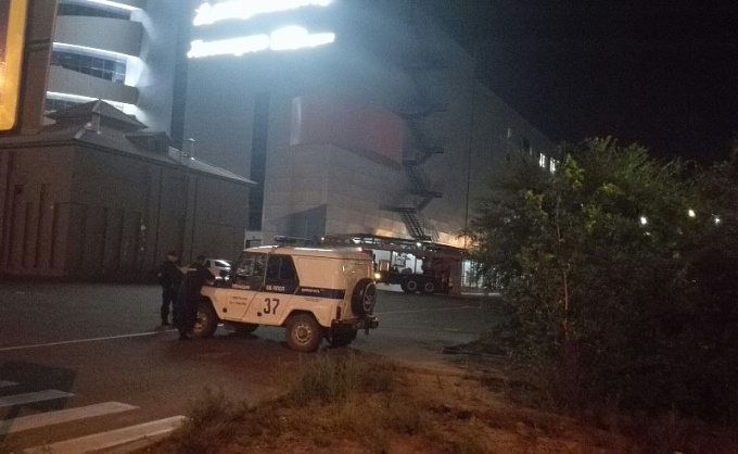 Улан-удэнец забрался на крышу торгового центра. Снимать его пришлось спецслужбам (ФОТО)