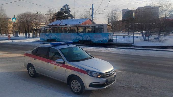 В Улан-Удэ босоногий пьяный мужчина устроил дебош в трамвае