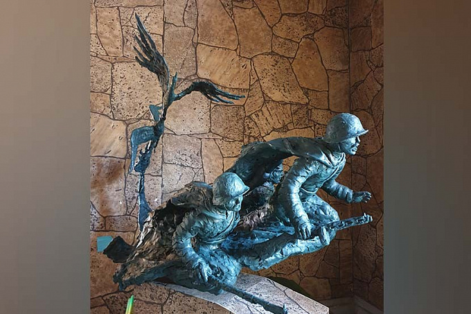 Известный народный мастер из Бурятии создал модель скульптуры к 75-летию Победы