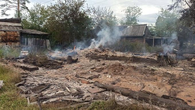Неизвестный поджег пять домов в поселке Бурятии