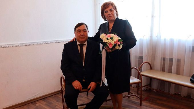 Начали встречаться в школе: семья из Бурятии отметила золотую свадьбу