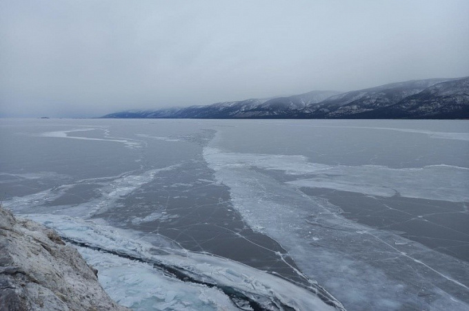 На Байкале рыбак провалился на мотоцикле под лед и погиб