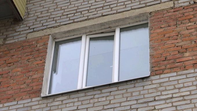 В Улан-Удэ домушник залез в квартиру через окно и обокрал спящих женщин