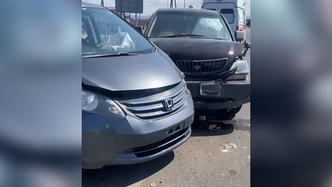 Две иномарки столкнулись на федеральной трассе в Улан-Удэ