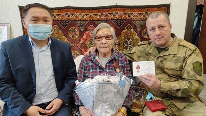 92-летнюю труженицу тыла наградили юбилейной медалью в Улан-Удэ