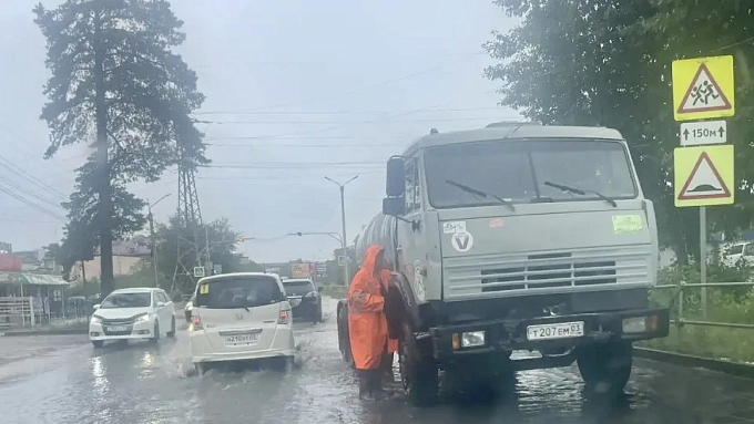 Последствия дождя устраняют в Улан-Удэ