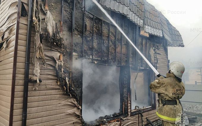 Пожар уничтожил здание площадью 300 кв.м. в городе Бурятии