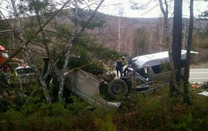 В Иркутской области три человека погибли в ДТП легковушки и микроавтобуса
