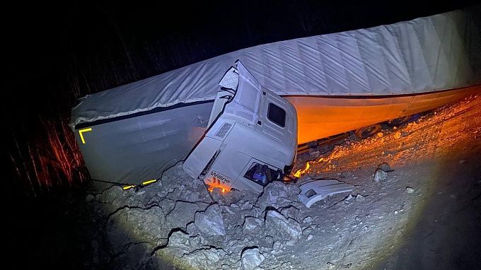 Фура вылетела в кювет на федеральной трассе «Байкал»