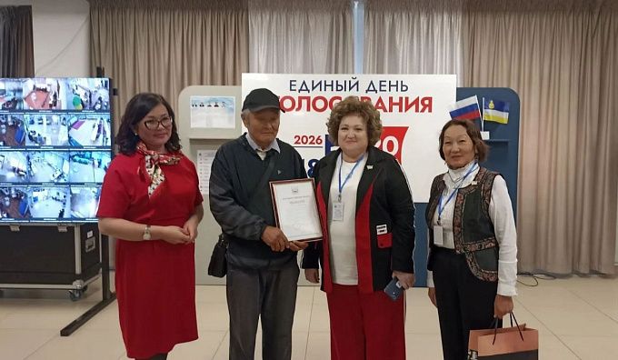 Водителя автобуса, который бесплатно возит пенсионеров, наградили в Улан-Удэ