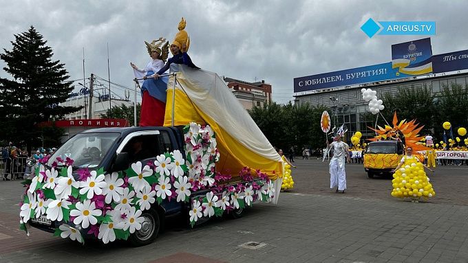 Красочные костюмы и тематические автомобили: В Улан-Удэ прошло масштабное шествие организаций