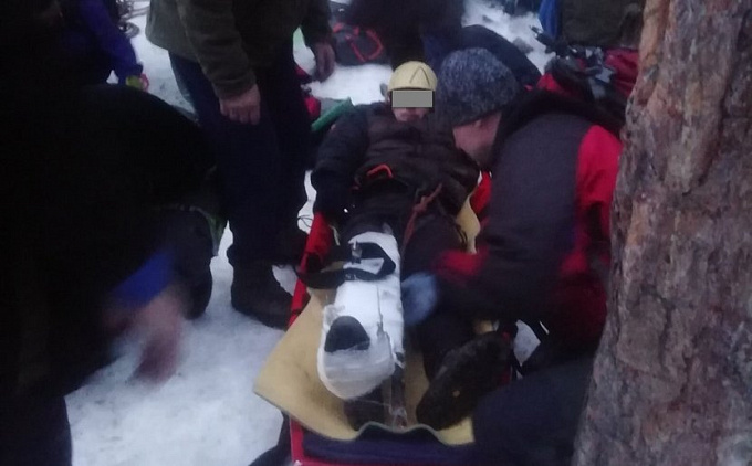 В Бурятии турист сломал ногу, прогуливаясь по дороге к водопаду