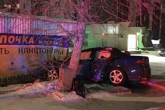 Не справился с управлением и врезался в остановку. В Улан-Удэ просят откликнуться свидетелей ДТП 