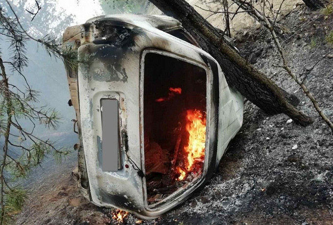 Перевернувшийся автомобиль сгорел на перевале в Бурятии
